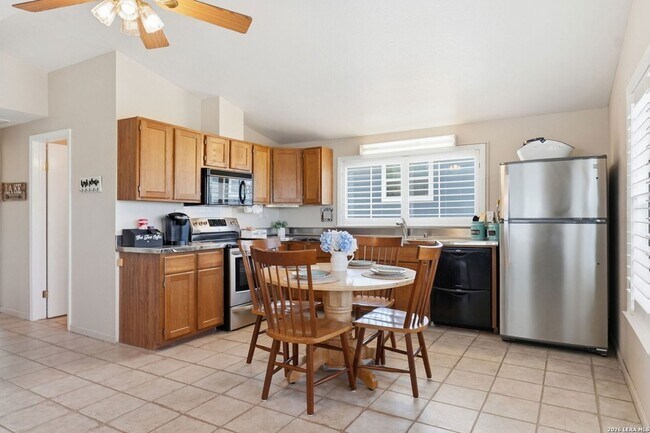 Building Photo - 2681 Lakeview Dr