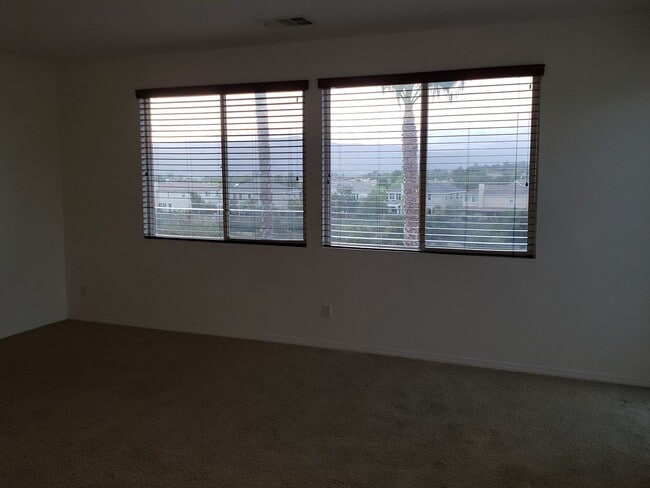 Building Photo - Upgraded 5 Bedroom Home with Spectacular V...