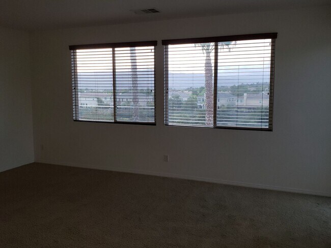 Building Photo - Upgraded 5 Bedroom Home with Spectacular Views