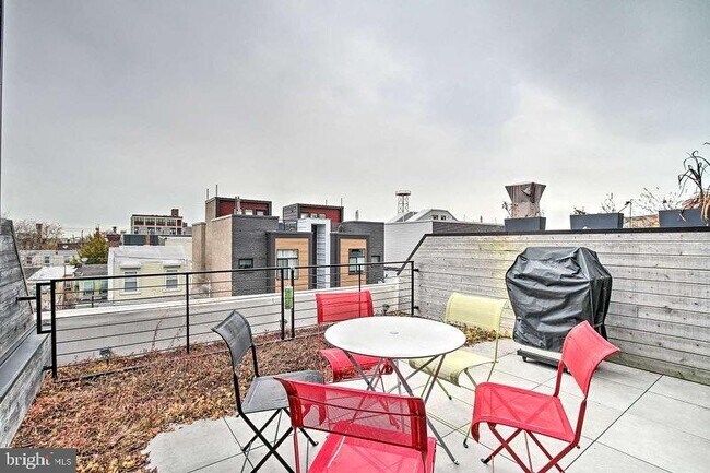 Building Photo - 2128 E Firth St