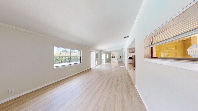 Building Photo - 609 White Water Dr