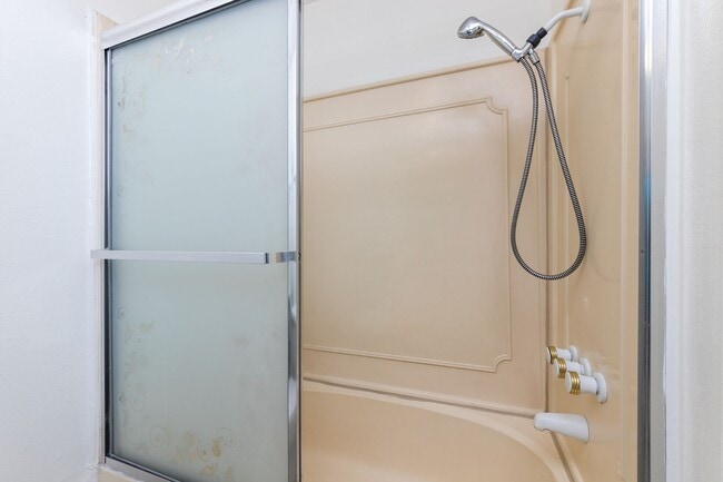 Building Photo - High Rise Condo 1bed 2 Full Bath