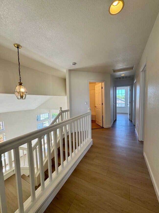 Building Photo - Great Location! 4BD and 2.5BA recently rem...