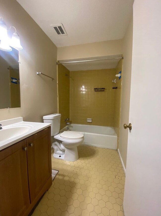 Building Photo - **AVAILABLE NOW**3 Bedroom / 2 Bathroom Ho...