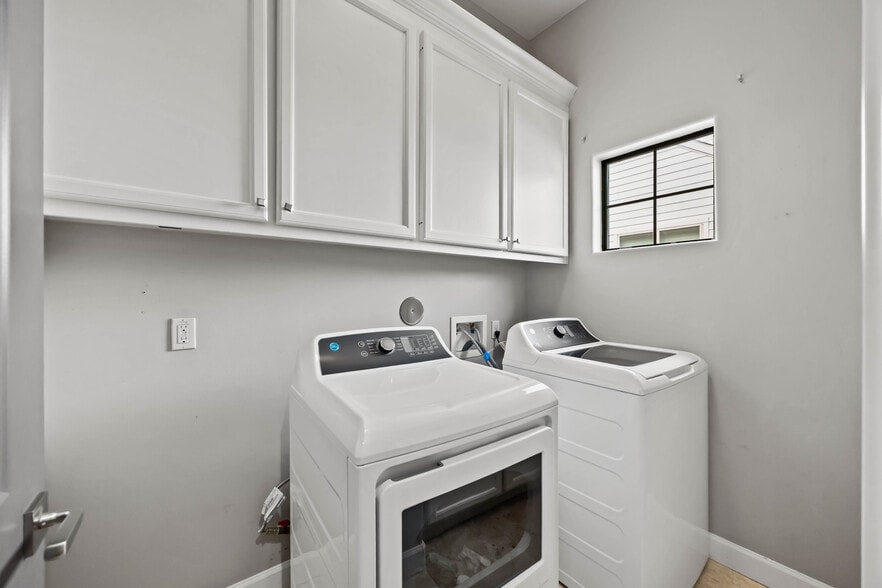 3rd floor laundry - 328 Bomar St