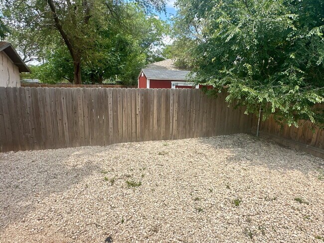 Building Photo - Like-New 3/2!