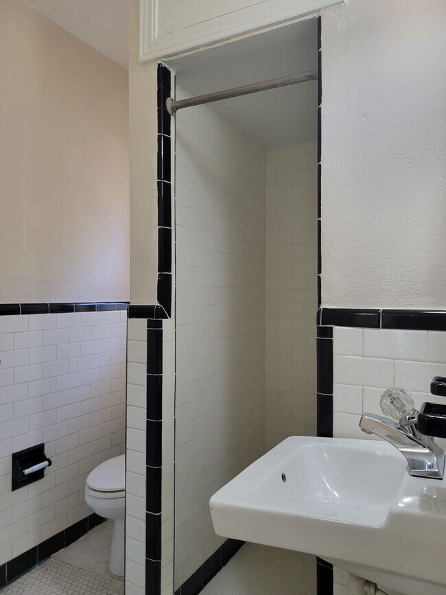 Building Photo - 493 Lake Howard Dr SW