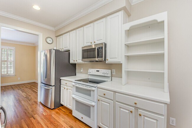 Building Photo - Spacious Townhome in the Heart of Raleigh,...