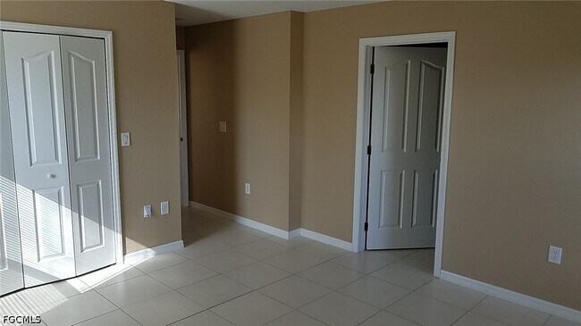 Building Photo - 932 Dobbins St E