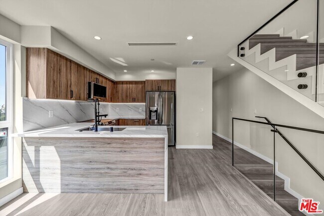 Building Photo - 1305 N Sycamore Ave