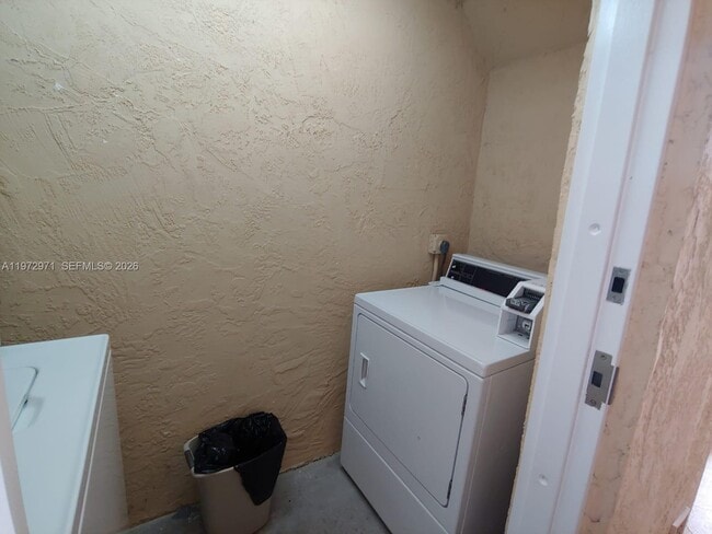 Building Photo - 690 W Park Dr