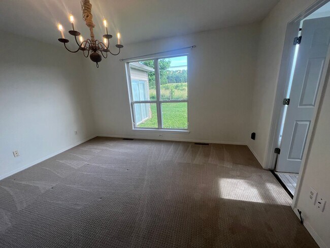 Building Photo - Adorable 3 Bedroom property with a sunroom...
