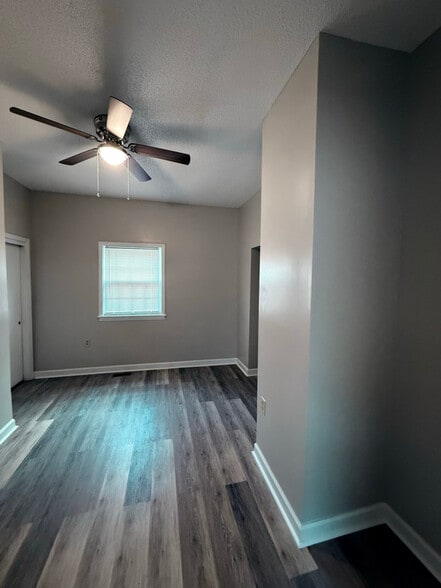 Building Photo - 537 Robertson St