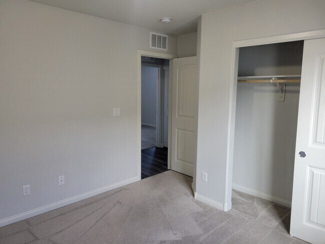 Building Photo - Beautiful 4 Bedroom Home in Southwest Vegas!