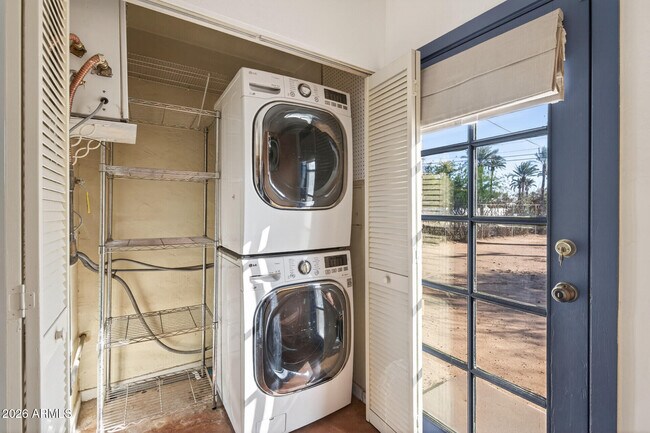 Building Photo - 901 W Willetta St