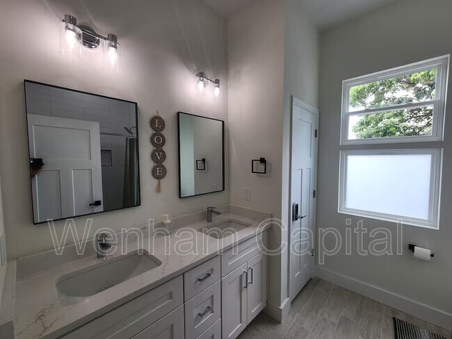 Building Photo - 1528 Murphy Ave SW