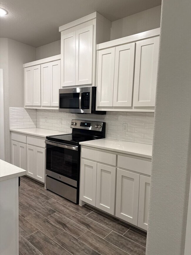 Building Photo - 3/2/2 MOVE IN SPECIALS -Great Location -