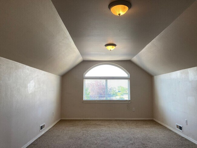 Building Photo - 2512 Daisy Dr