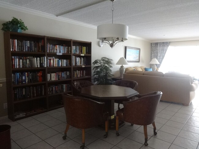 Building Photo - Annual Rental! 1BR/1BA 55+ Condo on the Is...