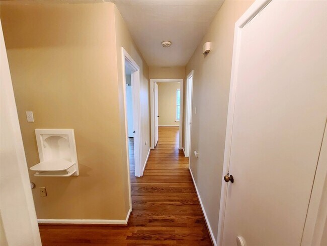 Building Photo - 1830 Viewcrest Dr