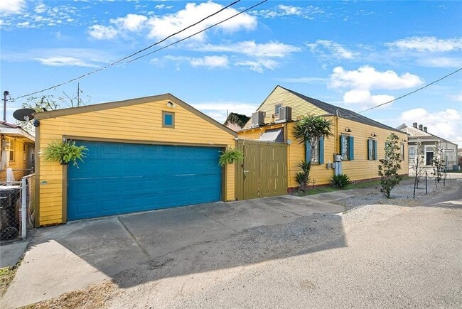 Building Photo - 1839 Touro St