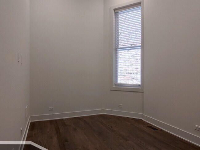 Building Photo - 2120 W Belmont Ave