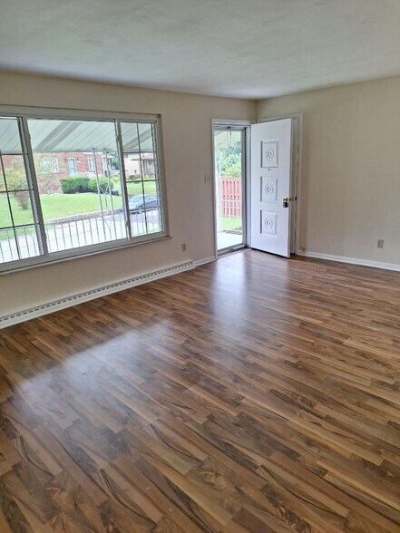 Building Photo - 470 Edgewood Rd