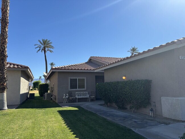 Building Photo - 2 Bedrooms / 2 Bathrooms Condo for Ren,  F...
