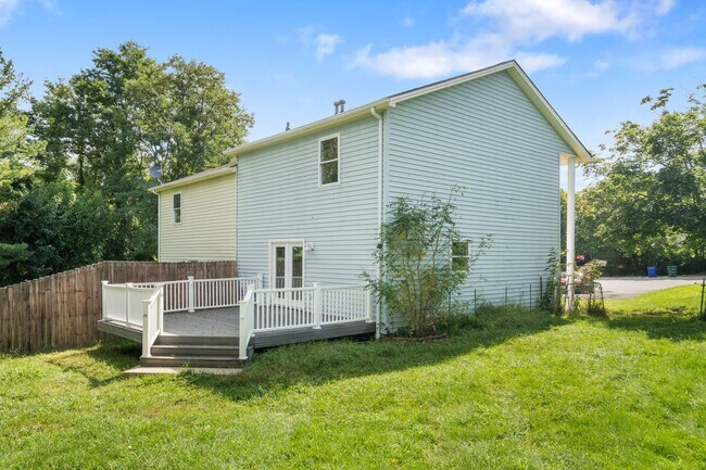 Building Photo - 3 bed/ 2 1/2 bath pet friendly fenced yard