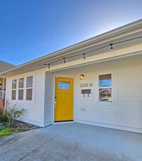 Building Photo - 3BD/2BA - Trendy duplex located in Carolin...