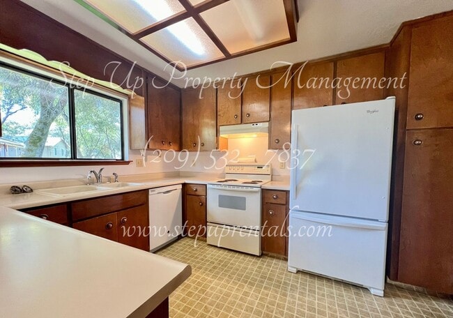 Building Photo - Cozy All Electric, 3 Bed 2 Bath Home in Phoenix Lake Estates!