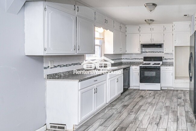 Building Photo - 10741 Cambridge Ave