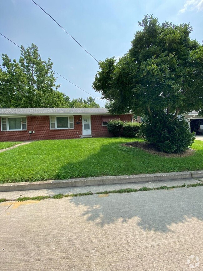 Building Photo - Extremely sharp, clean and roomy 2 BR Dupl...