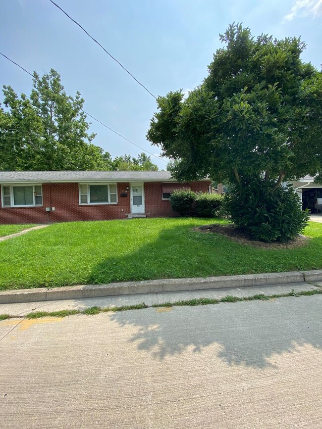 Primary Photo - Extremely sharp, clean and roomy 2 BR Dupl...