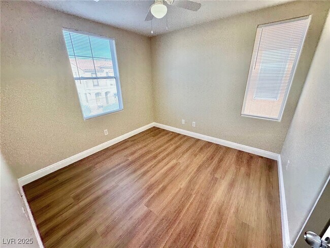 Building Photo - 10992 Scotch Rose St