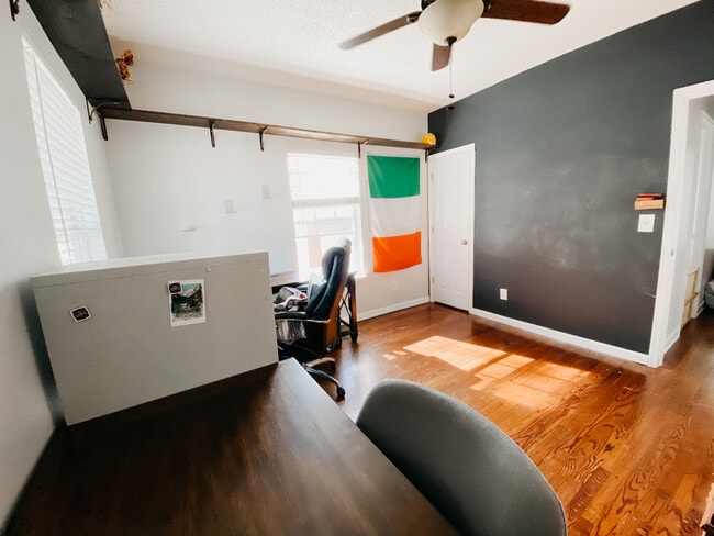 Building Photo - 805 Mountain Creek Rd