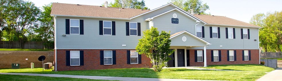 Primary Photo - Village at Kearney Apartments