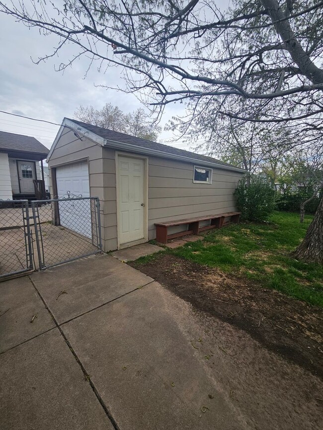 Building Photo - 4 BED | 2 BATH | SINGLE-FAMILY HOME | NORT...