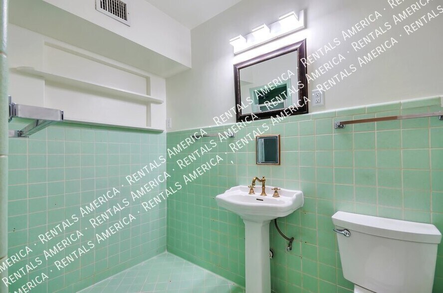 Building Photo - 1520 E Silver St