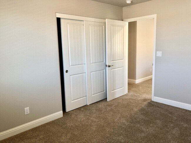 Building Photo - $2,295 Fowler & Shields, 4 bed - N. Sophie...