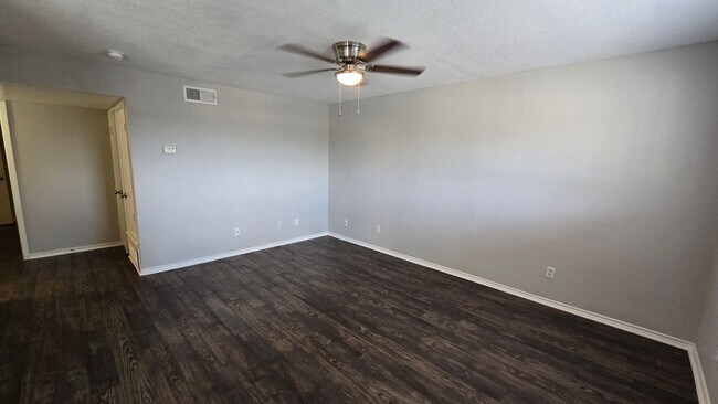 Building Photo - One bedroom one bath in Balcones Heights ready for move in!