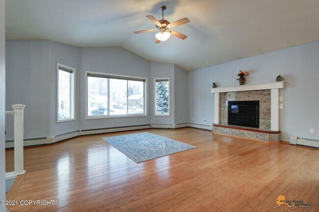 Building Photo - BEAUTIFUL, FULLY UPDATED SINGLE FAMILY HOM...