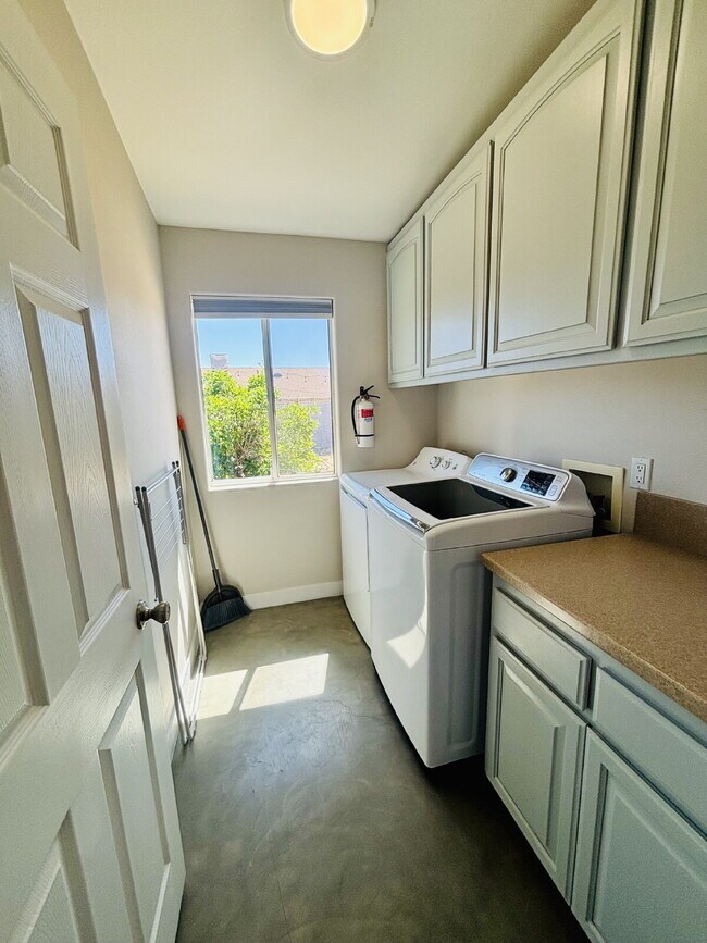 Building Photo - Rare Opportunity for Spacious, Modern Sout...