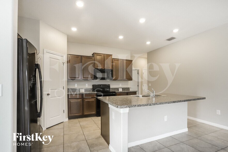 Building Photo - 9628 Sage Creek Dr