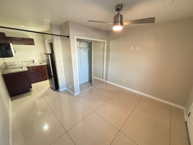 Building Photo - Gorgeous Studio w/ All Utilities Included located in Downtown Las Vegas! Move In Special
