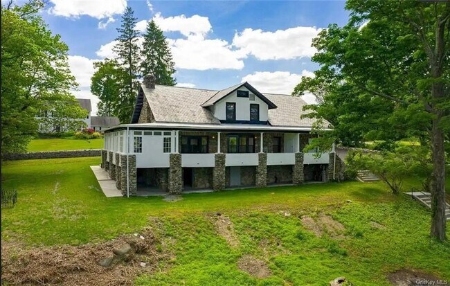 Building Photo - 10 Twin Lakes Rd