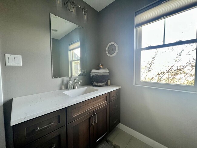 Building Photo - Fully Furnished 3-Bed House in Cedar Falls