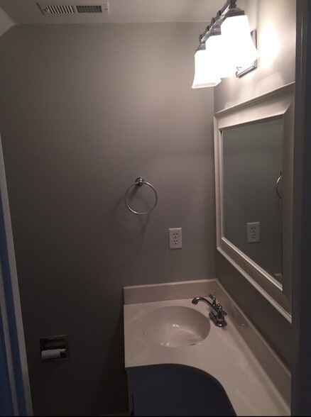 Building Photo - 9105 Kings Canyon Dr