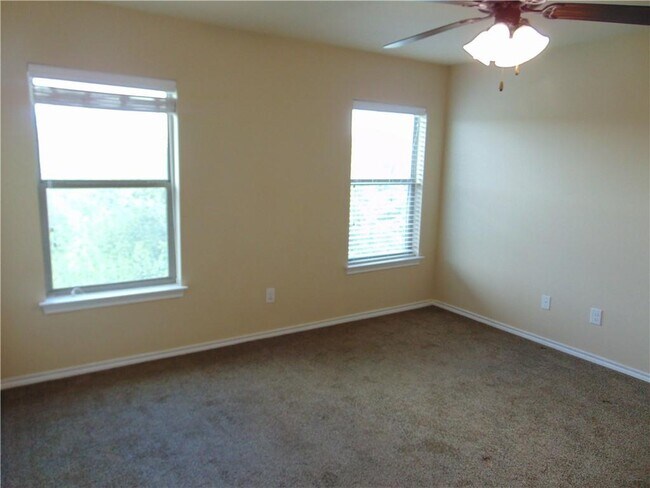 Building Photo - 185 Creekside Villa Dr