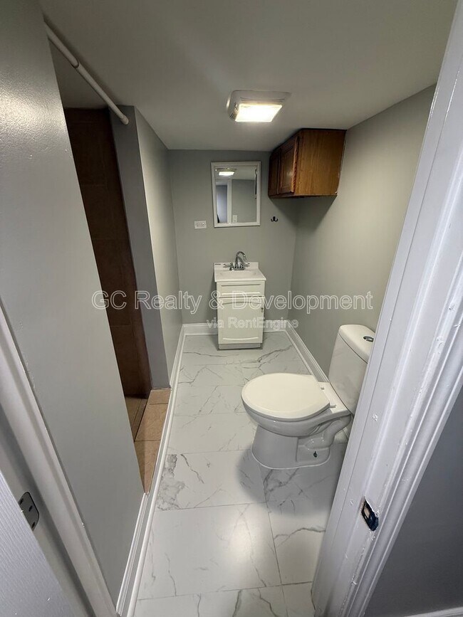 Building Photo - 2519 N Hamlin Ave